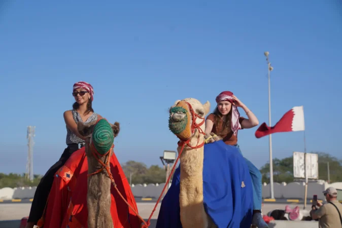 girls enjoying camel race tour